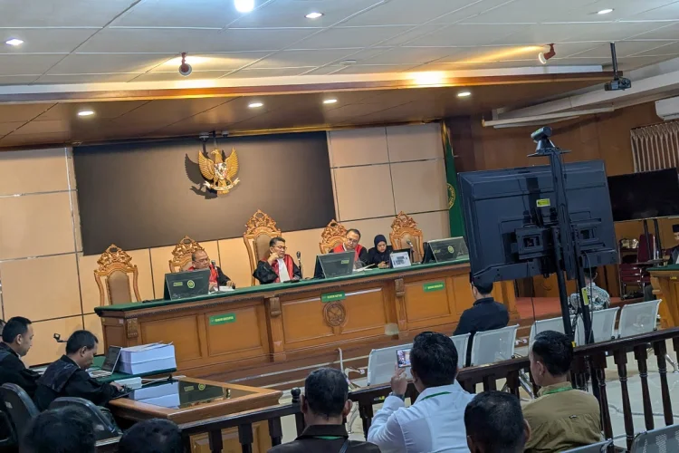 Terima Suap, Ade Kuswara Dituntut Tujuh Tahun Bui dan Ayahnya Dituntut 4 Tahun Bui