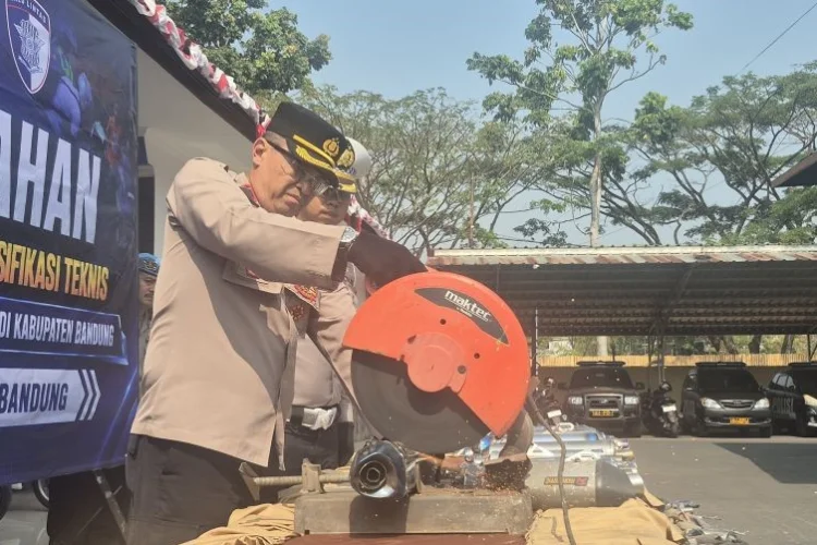 Polresta Bandung Musnahkan 1.589 Knalpot Brong Hasil Razia Bulan Juli