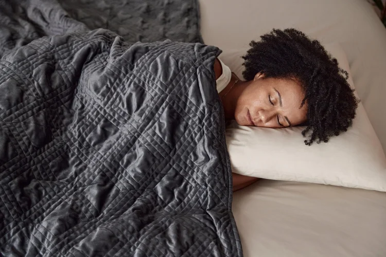 Benarkah Weighted Blanket Bantu Tidur Nyenyak? Ini Fakta Medis dan Risikonya