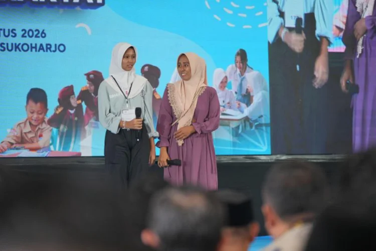 Seragam Baru Menyulam Asa Keluarga