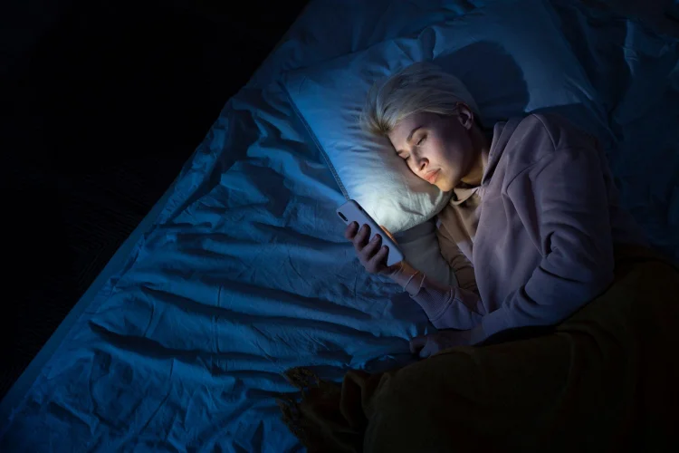 Studi: Cahaya Biru Ponsel Bukan Penyebab Utama Susah Tidur, Ini Faktanya