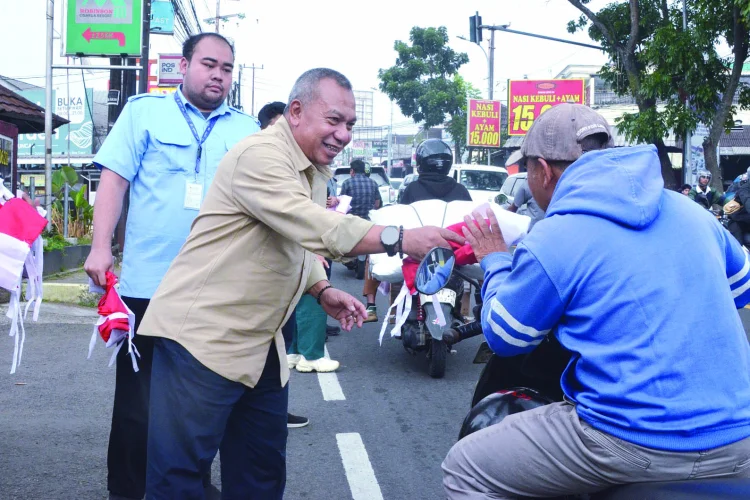 Diskominfo Bagikan Bendera Jelang Hari Kemerdekaan