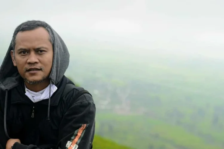 Meniti Jalan Kata, Mengabdi lewat Pena