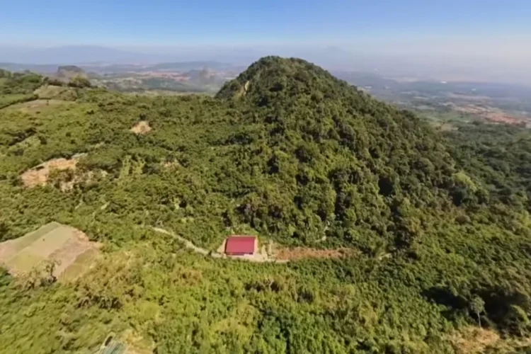 Viral Kopdes Merah Putih di Kaki Gunung Ciremai Jauh dari Pemukiman Tuai Kritikan