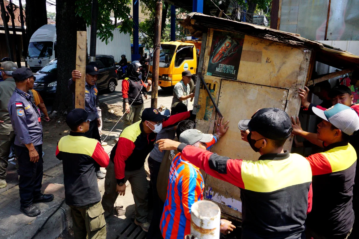 Foto: Puluhan Bangunan Liar Ditertibkan di Cihampelas, PKL Aktif Ikut Ditata