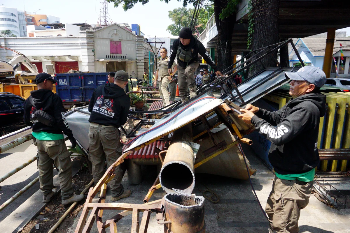 Foto: Puluhan Bangunan Liar Ditertibkan di Cihampelas, PKL Aktif Ikut Ditata