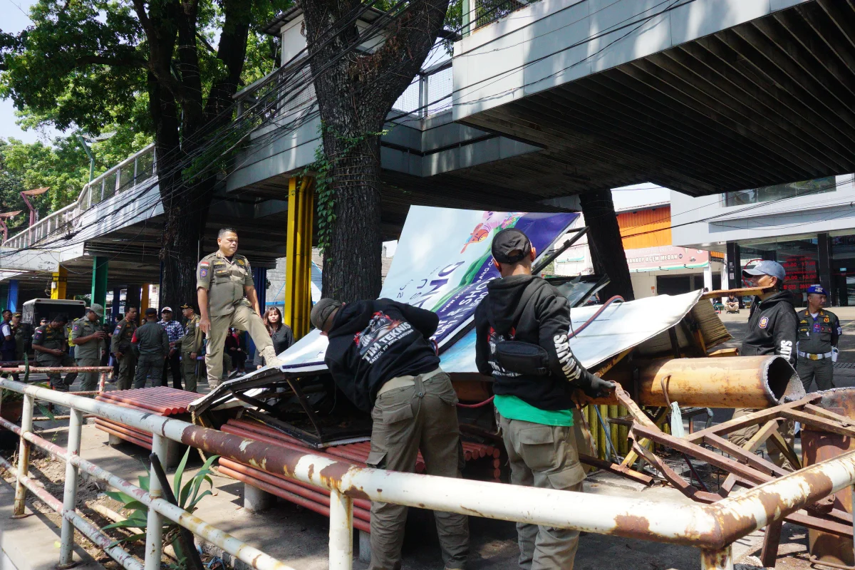 Foto: Puluhan Bangunan Liar Ditertibkan di Cihampelas, PKL Aktif Ikut Ditata