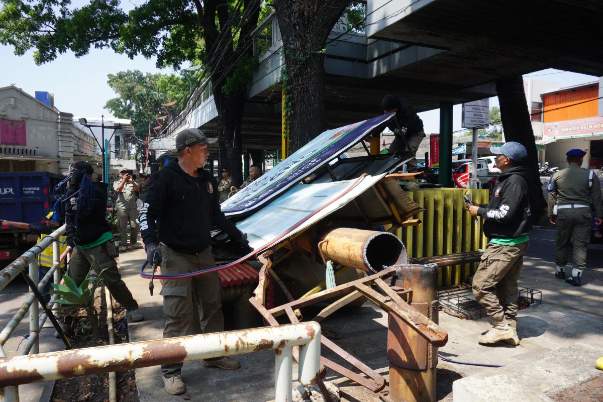 Foto: Puluhan Bangunan Liar Ditertibkan di Cihampelas, PKL Aktif Ikut Ditata