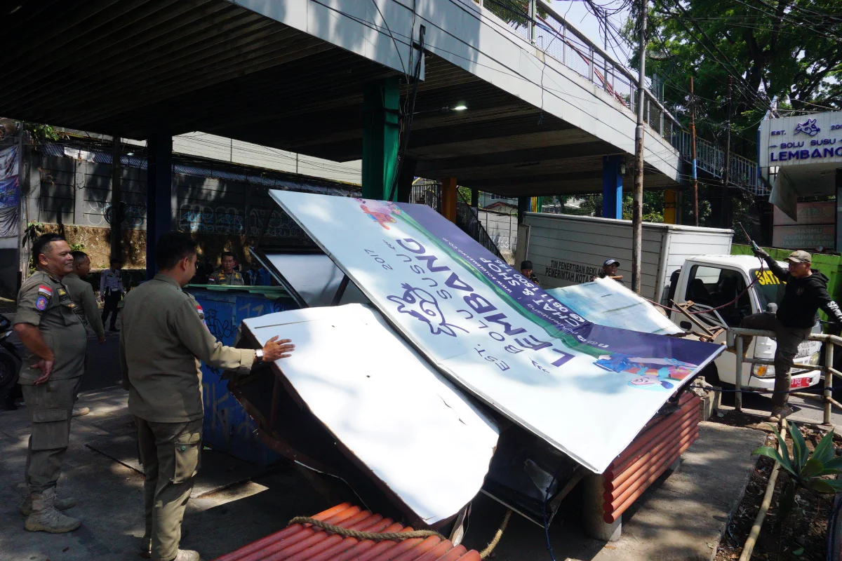 Foto: Puluhan Bangunan Liar Ditertibkan di Cihampelas, PKL Aktif Ikut Ditata