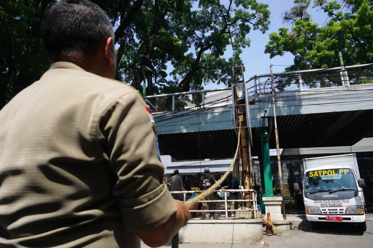 Foto: Puluhan Bangunan Liar Ditertibkan di Cihampelas, PKL Aktif Ikut Ditata
