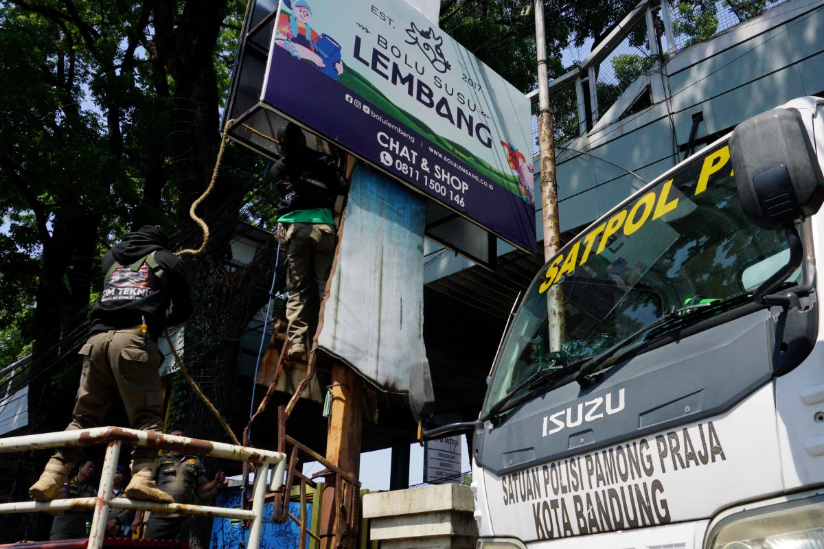 Foto: Puluhan Bangunan Liar Ditertibkan di Cihampelas, PKL Aktif Ikut Ditata