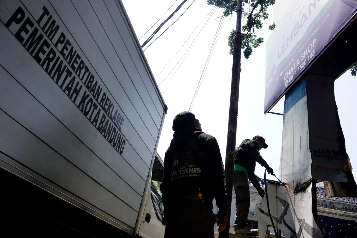 Foto: Puluhan Bangunan Liar Ditertibkan di Cihampelas, PKL Aktif Ikut Ditata