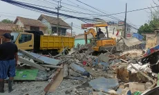 Berdiri di Atas Saluran Air, 16 Bangunan Liar di Padalarang Dibongkar Paksa