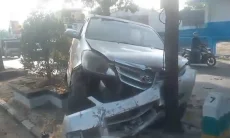 Diduga Mengantuk, Toyota Avanza Tabrak Pembatas Jalan di Letnan Harun Kota Tasikmalay