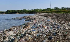 Sampah dari Hulu Mengalir ke Kota Cirebon, DLH Minta Penahan Sampah Dipasang