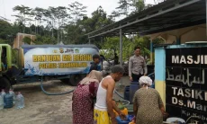 Polres Tasikmalaya Salurkan 5.000 Liter Air Bersih untuk Warga Terdampak Kekeringan