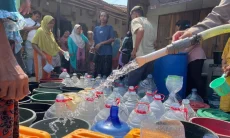 Kemarau, Polres Cirebon Kota Salurkan 10.000 Liter Air Bersih Setiap Pekan