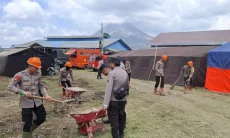 Brimob Bersihkan Posko Pengungsian Warga Terdampak Erupsi Gunung Sinabung
