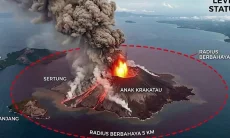 Kapal Laut Diminta Jaga Jarak Radius 3 Km dari Gunung Anak Krakatau yang Masih Erupsi