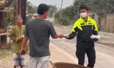 Polres Bogor Semprot Jalan Raya untuk Bersihkan Abu Vulkanik Gunung Krakatau