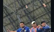 Viral 'Hujan Uang' di Stadion Usai Persib Taklukkan PSM, Bikin Bule Kaget