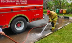 Abu Vulkanik Anak Krakatau Capai Bandung, Diskarmatan Semprot 7 Jalan Protokol