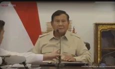 Viral Momen Seskab Teddy Geser Mik Presiden Prabowo, Netizen Soroti Etika Protokoler