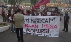 Korupsi Mencuat Publik Menggugat