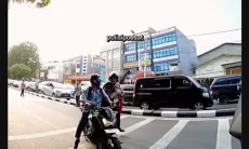 Nekat! Pemotor di Jakpus Tancap Gas Tabrak Polisi saat Lawan Arus