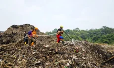 Petugas Gabungan Sukses Padamkan Kebakaran TPAS Galuga dengan Bongkar Aduk