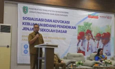 Ribuan Langkah Kecil Menanti Jalan Sekolah