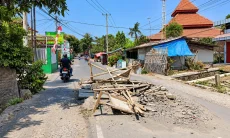 Lima Bulan Jalan Ambles Depan Puskesmas Watubelah Tak Tertangani, Bupati Baru Tahu