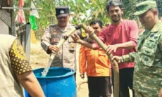 Polresta Karawang Bersama TNI dan BPBD Salurkan 2.000 Liter Air Bersih