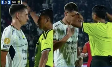 Pesijap vs Persib, Aksi Luka Menalo Berdoa Saat Bersitegang dengan Wasit Jadi Sorotan