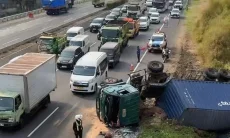 Diduga Sopir Mengantuk,Truk Kontainer Terbalik di Tol Padaleunyi