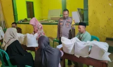 Polisi Kawal Pendistribusian Beras Bantuan ke 442 Desa di Garut