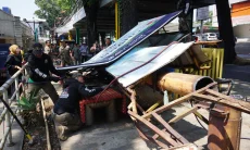 Foto: Puluhan Bangunan Liar Ditertibkan di Cihampelas, PKL Aktif Ikut Ditata