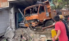 Truk Pengangkut Material Cor Tabrak Gapura hingga Warung di Tasikmalaya