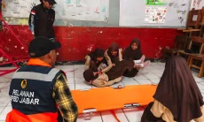Siswa SDN 1 Jayagiri Dilatih Hadapi Gempa, Belajar Berlindung di Bawah Meja