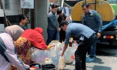 Kemarau Panjang, Kejari Cimahi dan PDAM Tirta Raharja Salurkan Air Bersih ke Kamarung