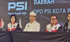 Dukung Rakorda Bandung, Jokowi Pamer Kartu Keanggotaan PSI