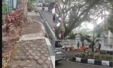 Warganet Keluhkan Kondisi Trotoar Rusak di Seberang Gedung Sate Bandung