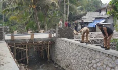 Tingkatkan Akses Jalur Pertanian, Pemkab Garut Bangun Jembatan Penghubung