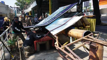 Foto: Puluhan Bangunan Liar Ditertibkan di Cihampelas, PKL Aktif Ikut Ditata