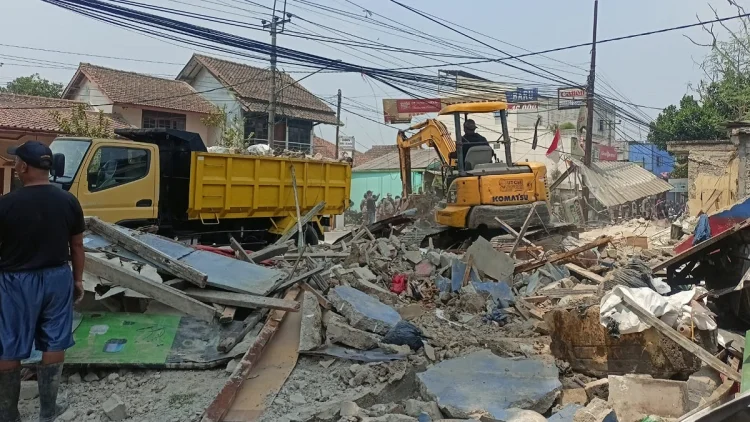 Berdiri di Atas Saluran Air, 16 Bangunan Liar di Padalarang Dibongkar Paksa