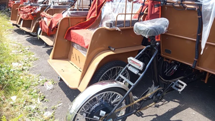 Secercah Asa untuk Para Pengayuh Becak Tua