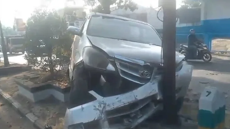 Diduga Mengantuk, Toyota Avanza Tabrak Pembatas Jalan di Letnan Harun Kota Tasikmalay