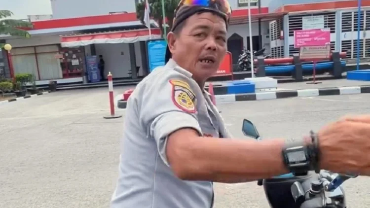Viral Serobot Antrean SPBU, Dishub KBB  Tarik Atribut Relawan Juru Parkir