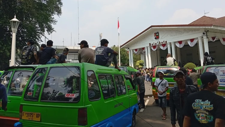 Ribuan Sopir Angkot Geruduk Balai Kota, Kembali Meminta Kebijakan  Soal Angkot Tua