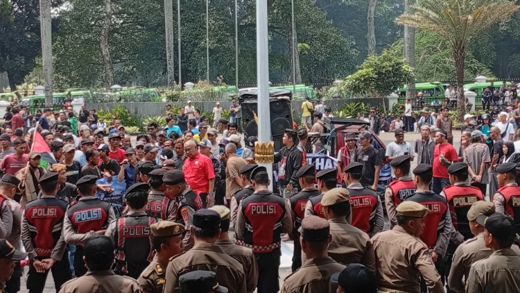 Temui Ribuan Sopir Angkot, Dedie Tegaskan Penataan Angkot  Berlandaskan Perda